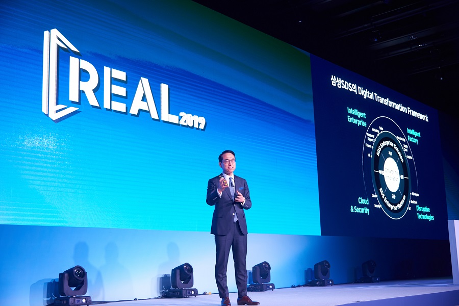 Dr. WP Hong, President & CEO of Samsung SDS, is giving a keynote speech on 'Digital Transformation in the Real World'.