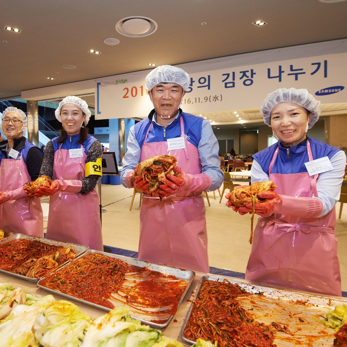 Samsung SDS, participates in charity event of making Kimchi for neighbors in need thumbanil image