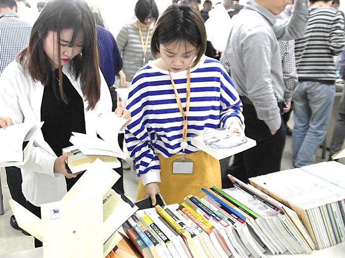 SDS China (SDSC), showing interest in donated items in the bazaar