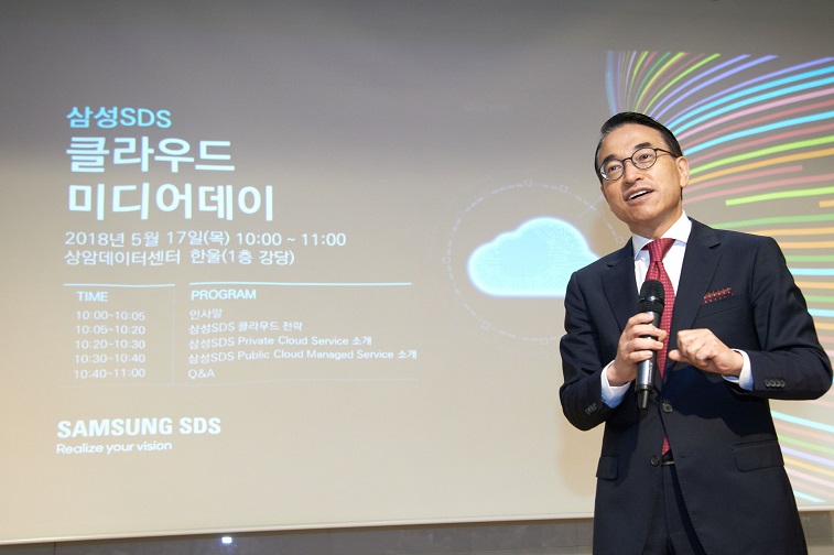 Samsun SDS CEO Won-Pyo Hong is welcoming people to the event.