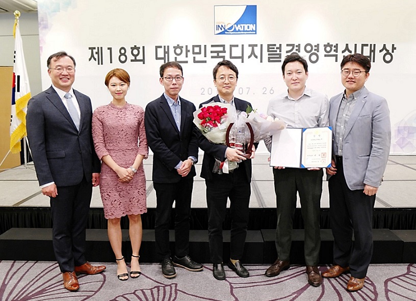Awarded the Prime Minister Prize for Digital Management Innovation in Korea,(center) Leader Seungjai Min Master of Data Analytics Center