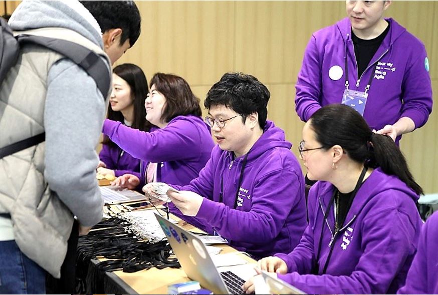 Attendees receiving name tags at the conference registration desk  © copyright 2018 Agile Korea Conference
