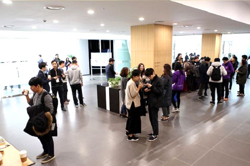 Conference participants freely discussing Agile during the break while enjoying refreshments  © copyright 2018 Agile Korea Conference