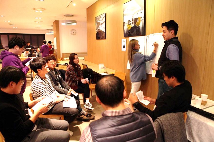 Audience members actively participating in the Graphic Facilitation lecture  © copyright 2018 Agile Korea Conference