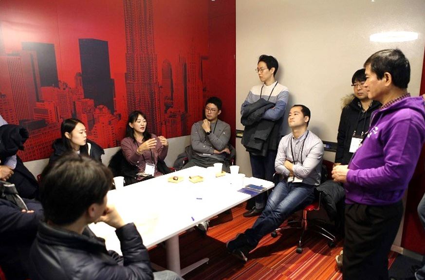 Conference participants and Agile coaches freely discussing Agile during Lean Coffee time  © copyright 2018 Agile Korea Conference