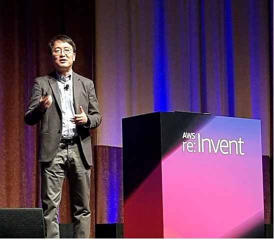 Master Seung-jai Min explaining the cardiac arrhythmia analysis model currently being developed by Samsung SDS
