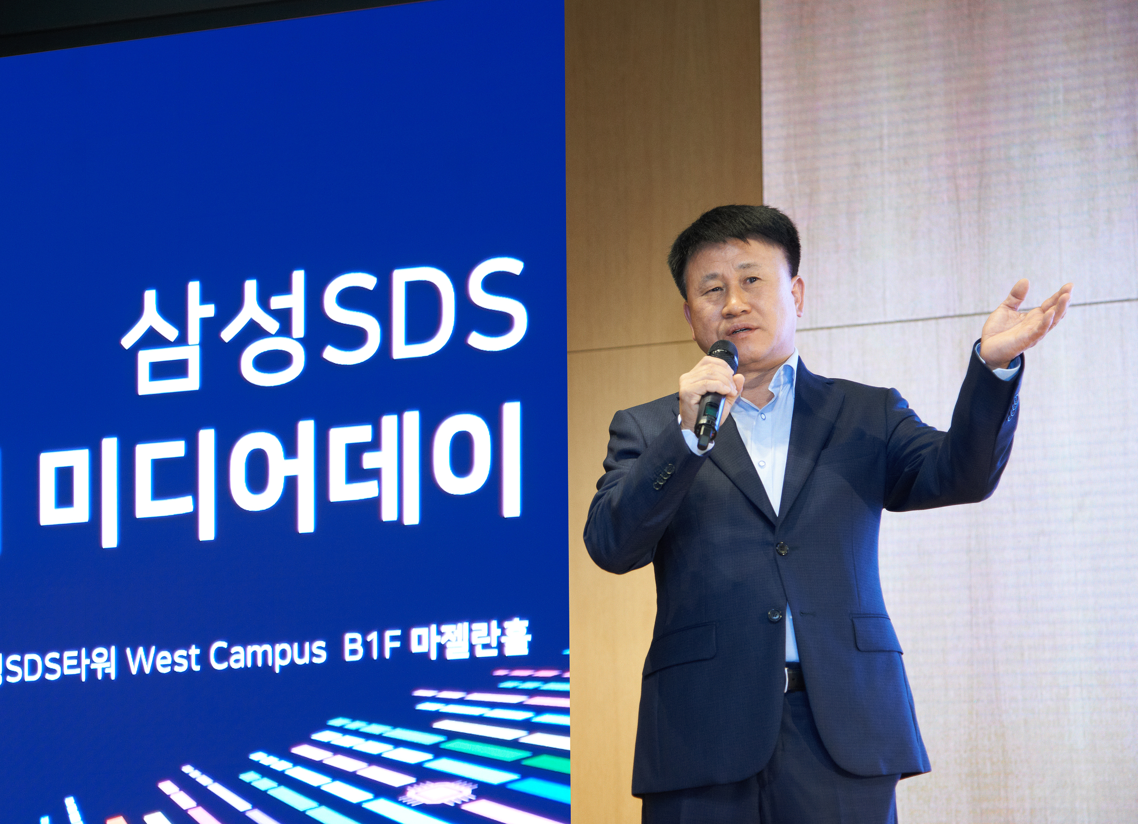 삼성SDS  스마트팩토리 사업부장 이재철 전무가 인텔리전트팩토리 전략에 대해 소개하고 있다
