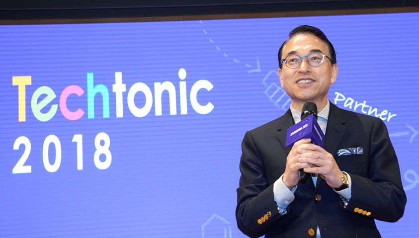 삼성SDS가 15일 잠실캠퍼스에서 개최한 제1회 개발자 콘퍼런스 'Techtonic 2018’행사에서 삼성SDS 대표이사 홍원표 사장이 인사말을 하고 있다.