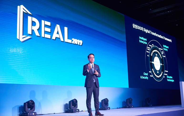 삼성SDS 대표이사 홍원표 대표이사(사장)가 8일 서울 신라호텔에서 개최된 'REAL 2019'에서 'Digital Transformation in the Real World' 주제로 첫 번째 기조연설을 하고 있다.