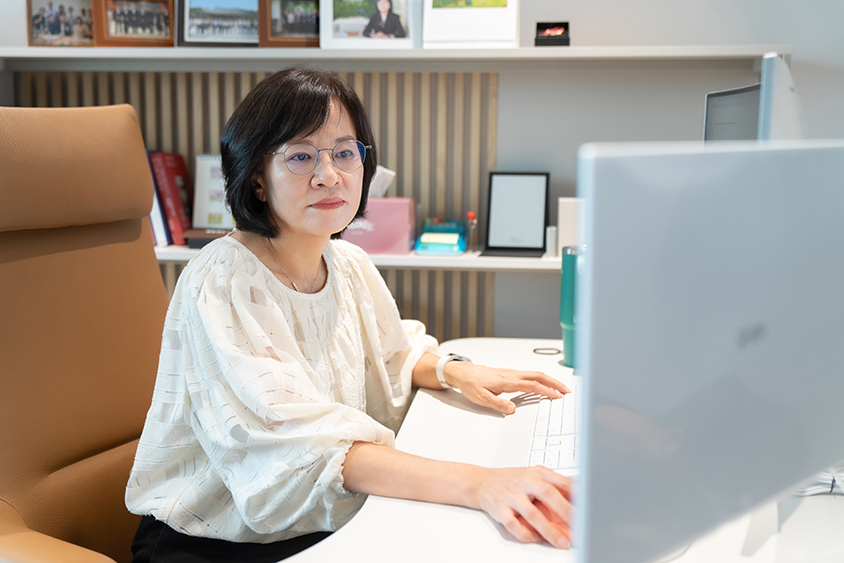 모니터를 바라보고 있는 이은주 DX 센터장의 모습