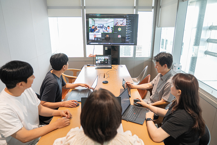  GDC 인력들과 원격회의를 진행하고 있는 이은주 DX센터장
