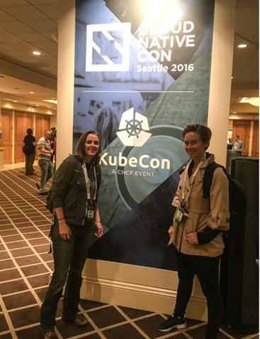 CloudNativeCon 2016 참가한 Leah와 동료가 CloudNativeCon 현수막 앞에서 기념사진 촬영