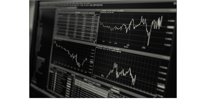 데이터 분석 과정을 보여주는 모니터 화면