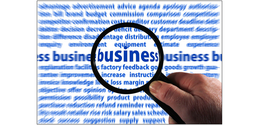 돋보기로 아티클을 읽는 장면