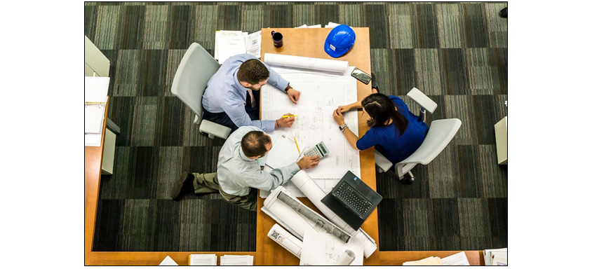 직원들이 회의하는 모습