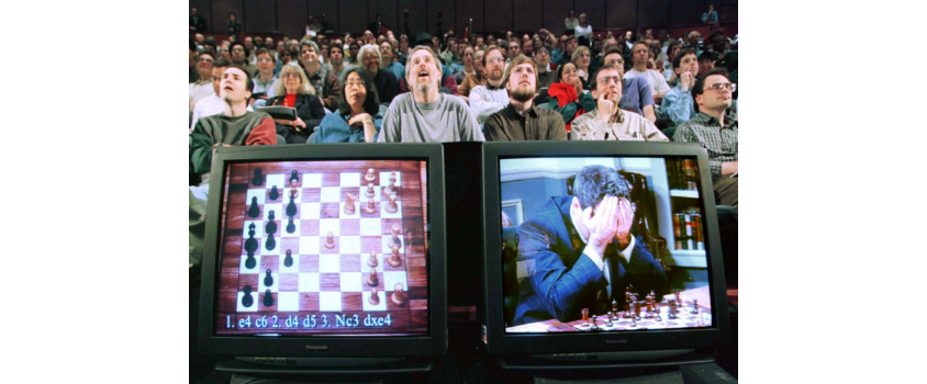 인공지능과 인간의 체스게임을 관람하는 관중들