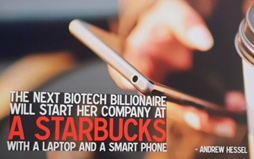 스타벅스에서 스마트폰으로 검색하는 이미지 