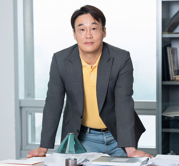[Figure 6] 집무실 책상 앞에서 포즈를 취하는 권영준 연구소장