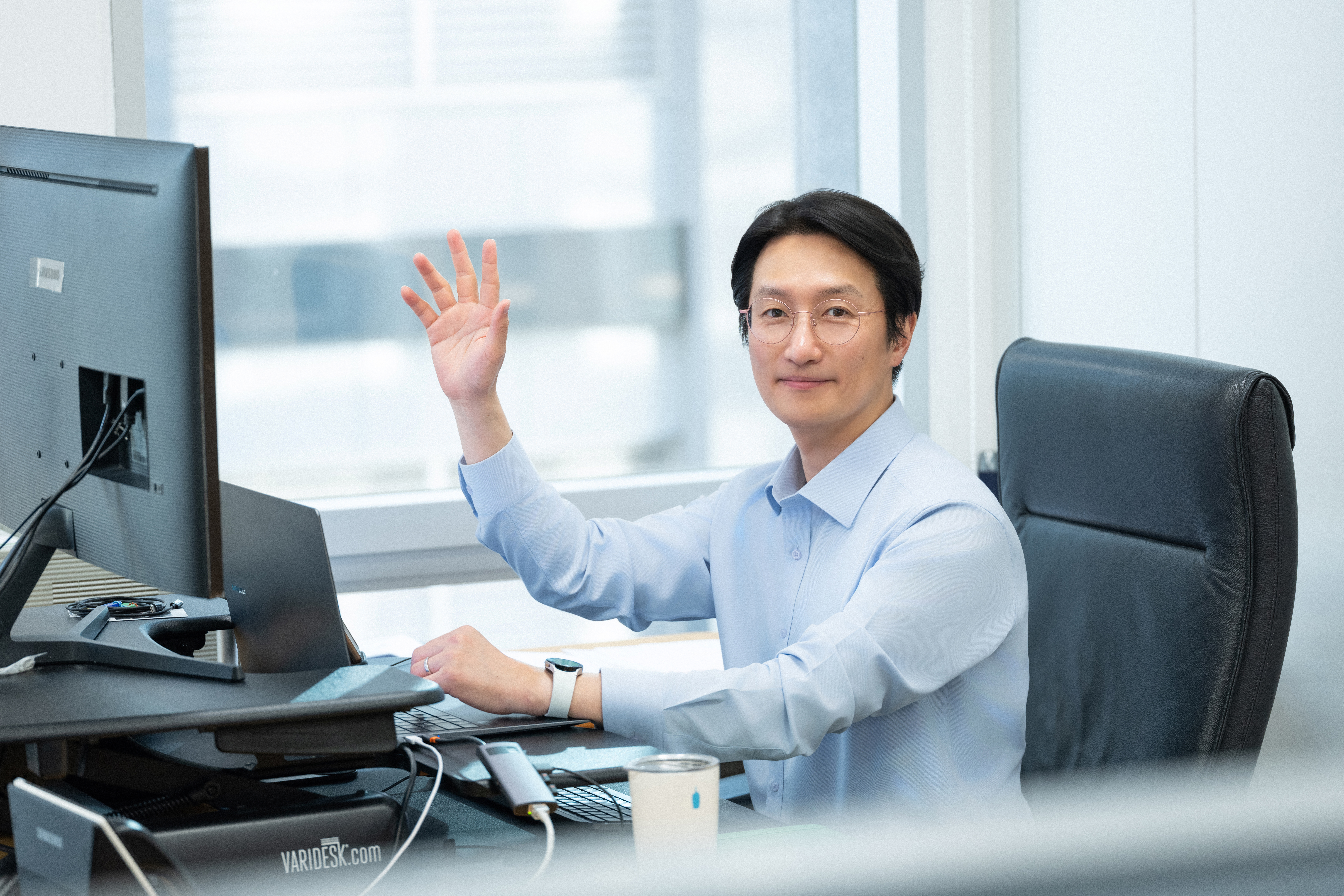 삼성SDS 연구소 내 AI 연구팀장님의 자리에서 보이는 일상적인 업무 풍경으로, 이태희 AI 연구팀장께서 인사를 건네고 있습니다.