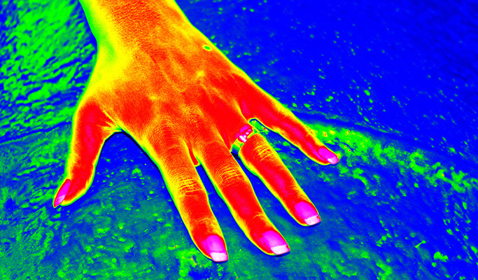 손을 적외선으로 스캔한 사진