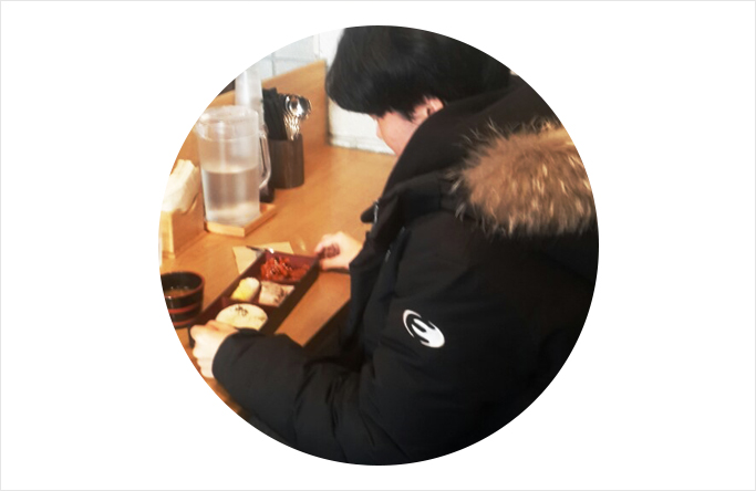 인터뷰에 응해 준 정재환(24,남) 학생. 그는 전과생이라 같이 밥 먹을 사람이 없어 혼밥을 즐긴다고 했다.