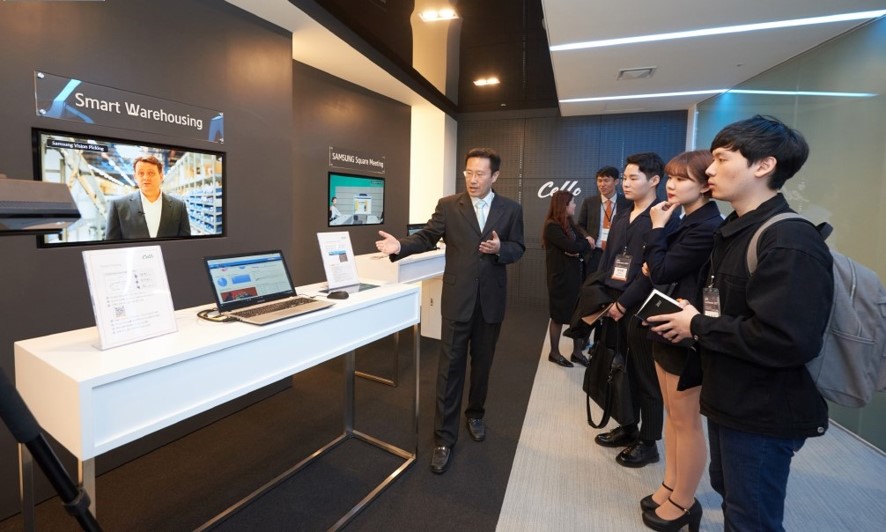 Smart Warehousing 설명을 듣는 모습