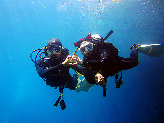 부부나 커플 등 가족 단위의 동반 다이빙을 즐기는 삼성SDS 스쿠버 동호회 회원들의 모습