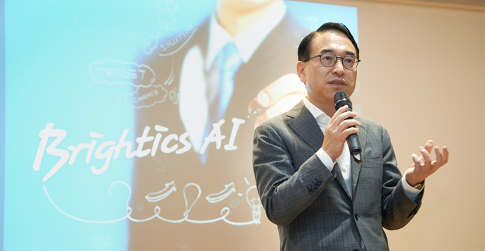 삼성SDS 홍원표 사장(솔루션사업부분장)이 AI기반 분석 플랫폼 미디어 설명회에서 인사말을 전하고 있다