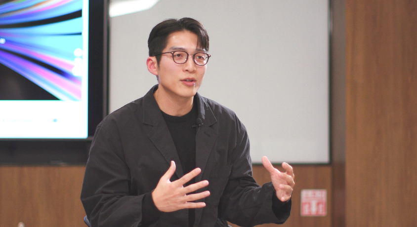 업스테이지의 김민성 대표가 회사와 AI 사업 전략을 소개하는 모습