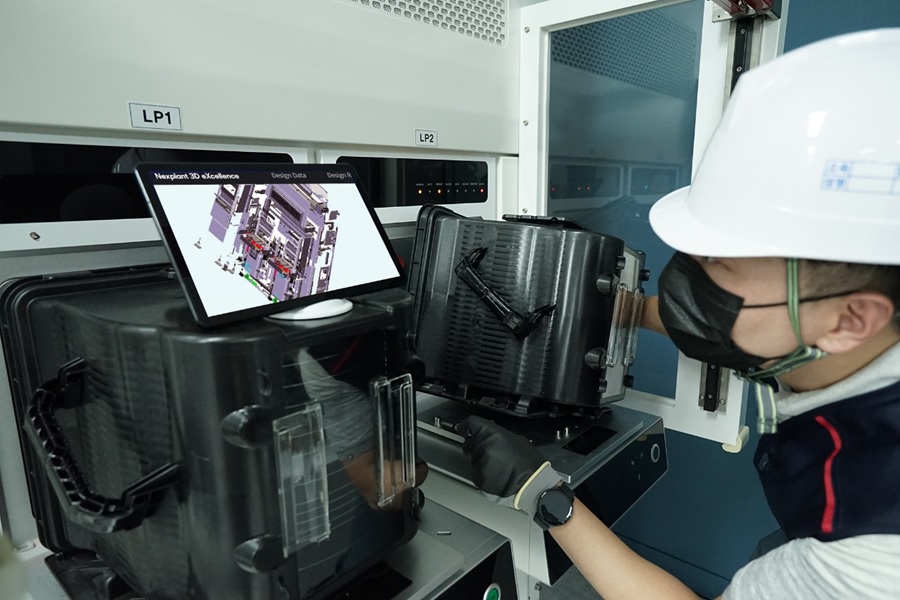 Engineer is looking at the 3D Work Manual of Nexplant 3D eXcellence to perform task